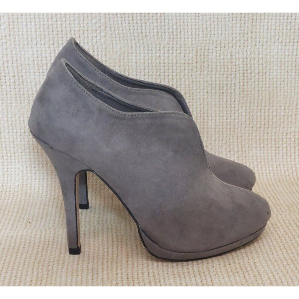Apt. 9 Gray Faux Suede High Heel Slip On Shoes Booties Size 6M 4" Heel Winter - Picture 3 of 9